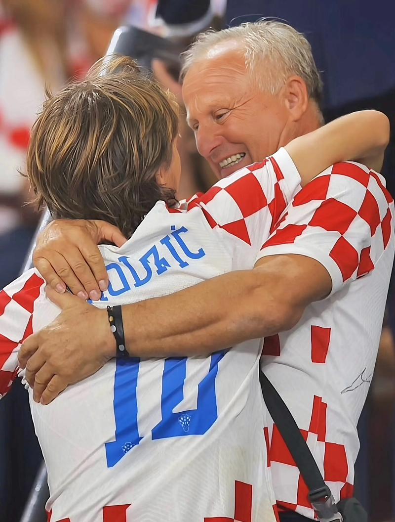 湖人遭遇三连败，专家点评：徐静雨批判东契奇，盛赞詹姆斯表现