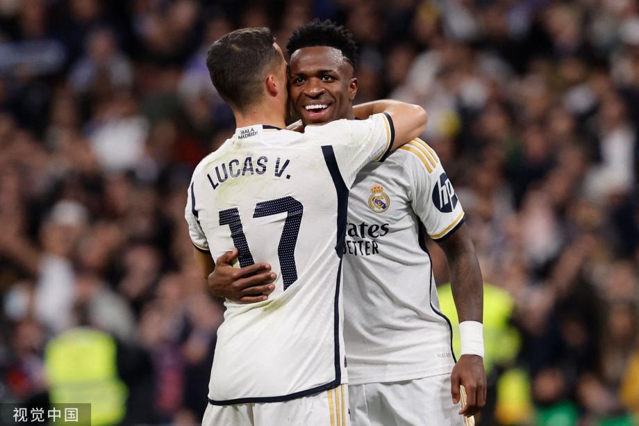 一直在重建的曼联：主教练“死局”，从买C罗回来卖球衣开始